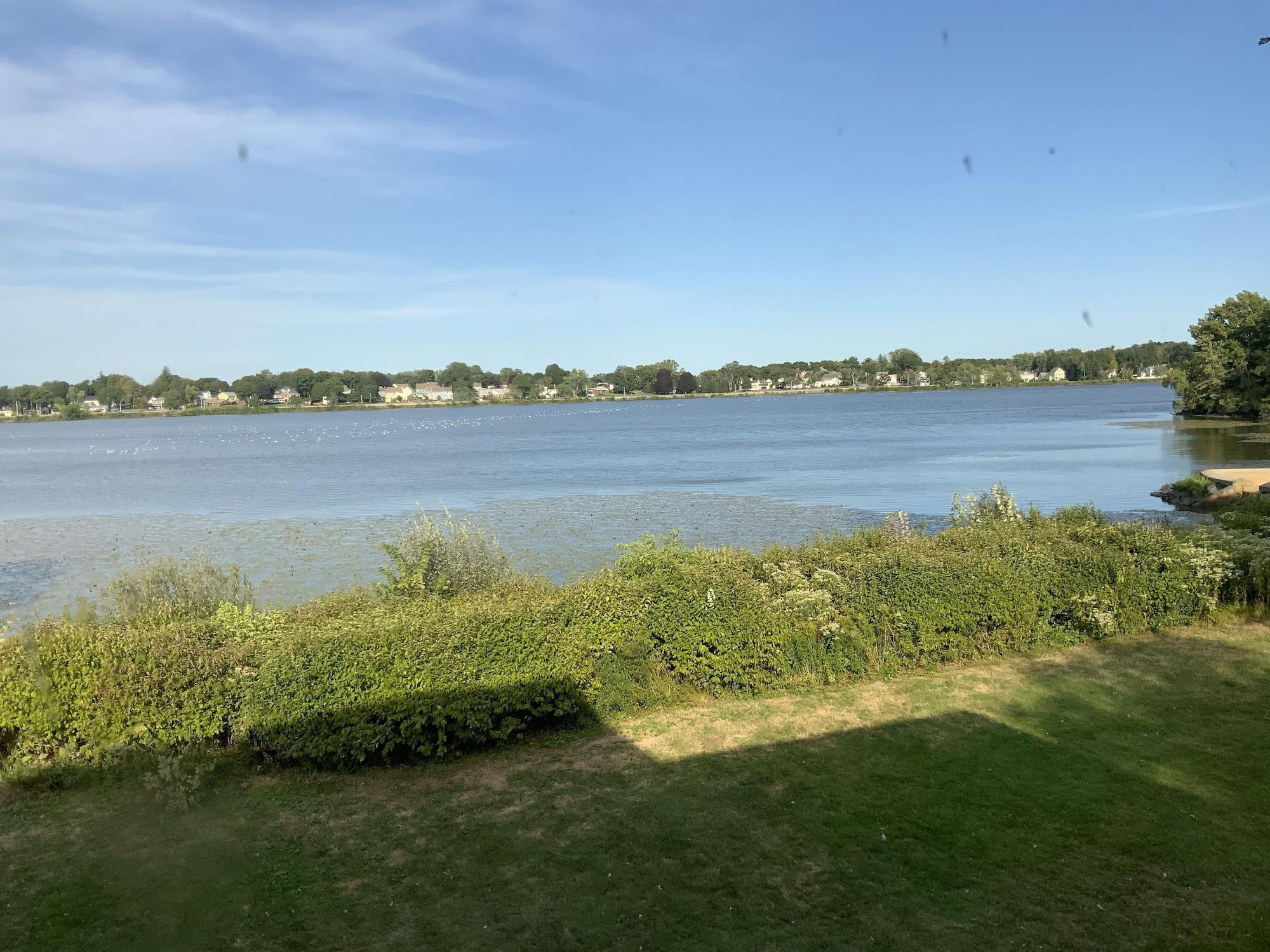Lakeside Inn Уэйкфилд Экстерьер фото