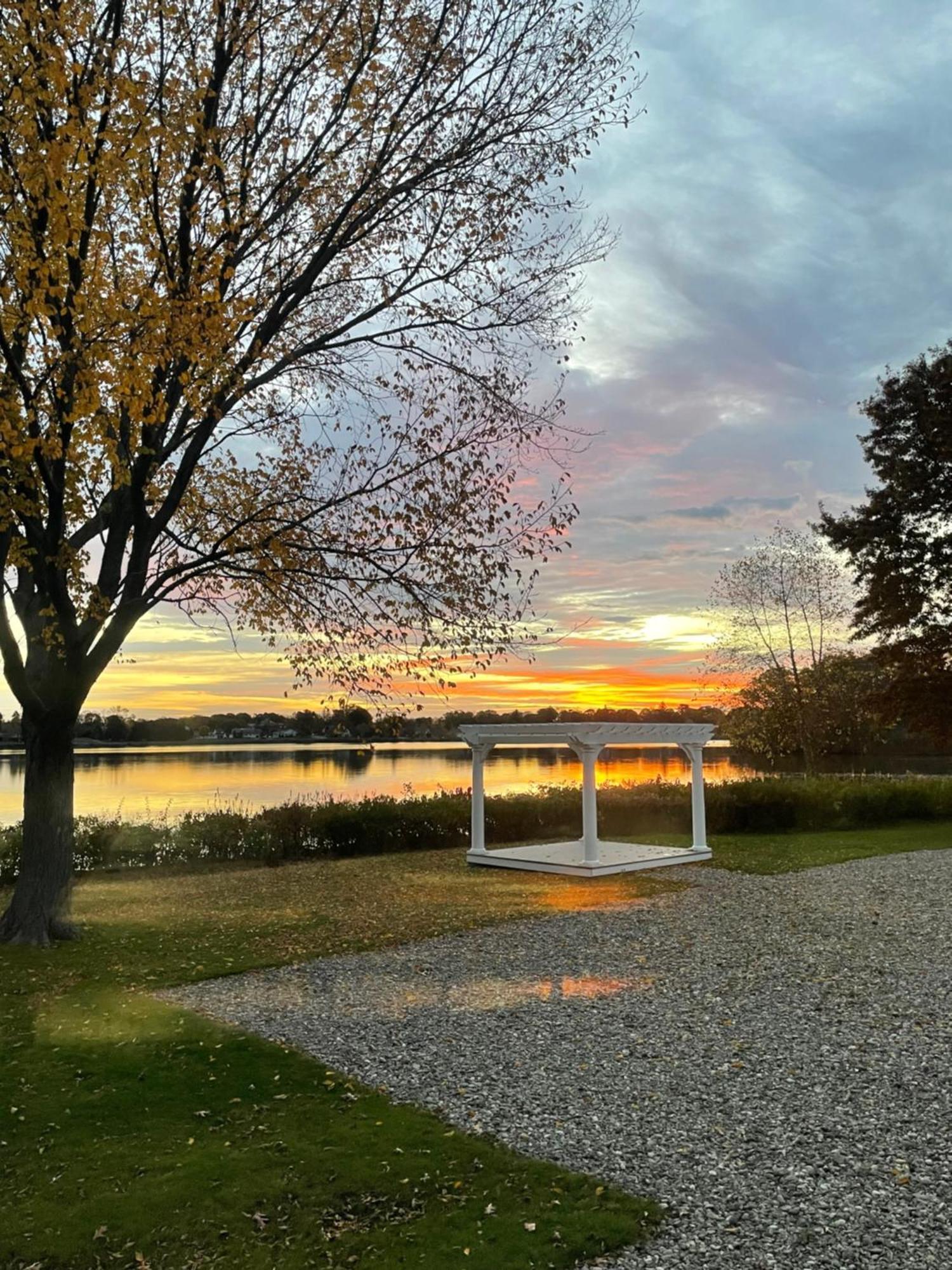 Lakeside Inn Уэйкфилд Экстерьер фото