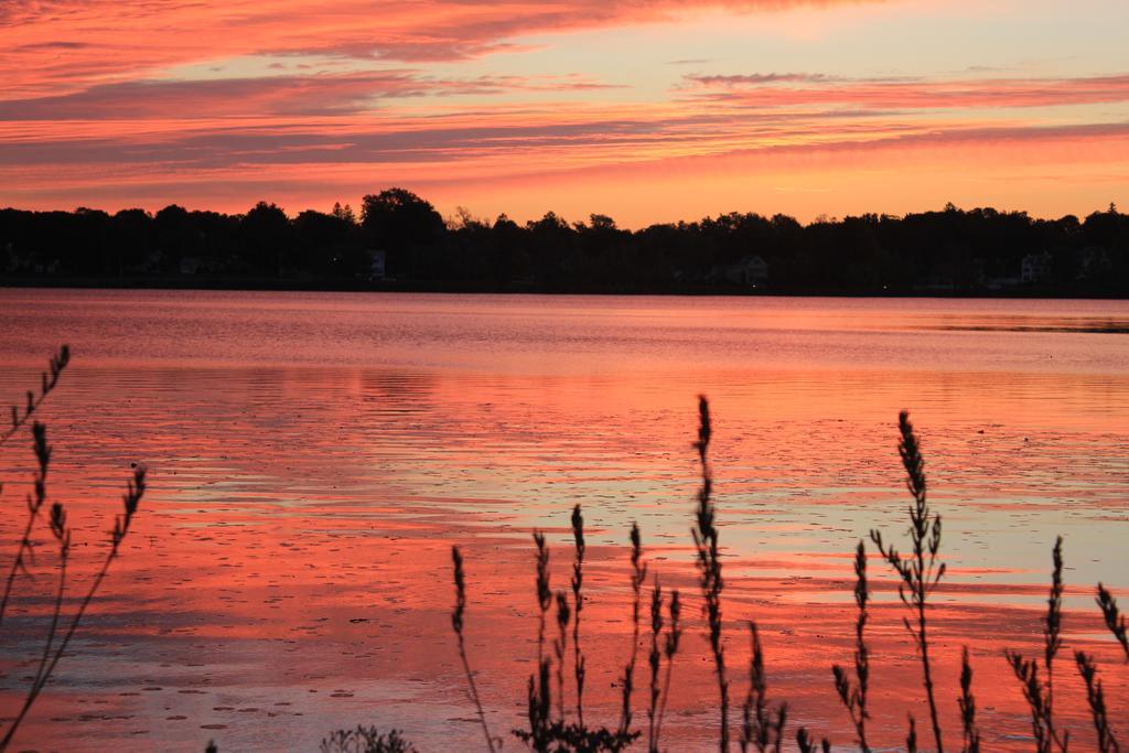 Lakeside Inn Уэйкфилд Экстерьер фото